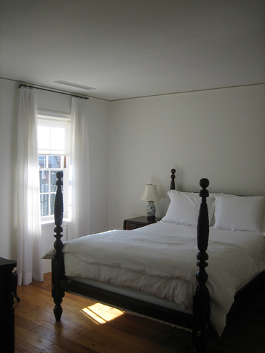 10-white-guest-room-copy_icon@2x