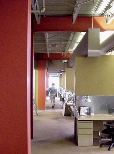 4_hallway-behind-desk_icon@2x